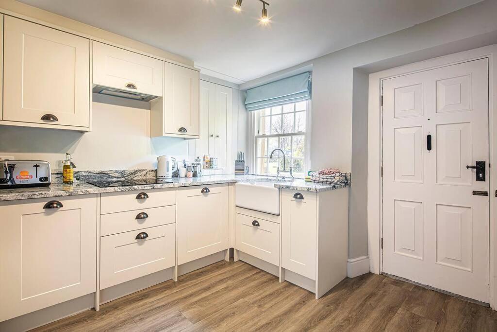 The Aubrey - A Gorgeous Converted 17th Century Grade Ii Listed Bolthole In * Bakewell